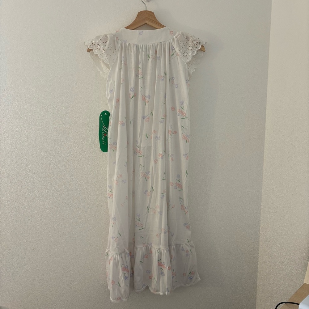 Vintage cottagecore style nightgown with lace and floral details - Picture 4 of 6